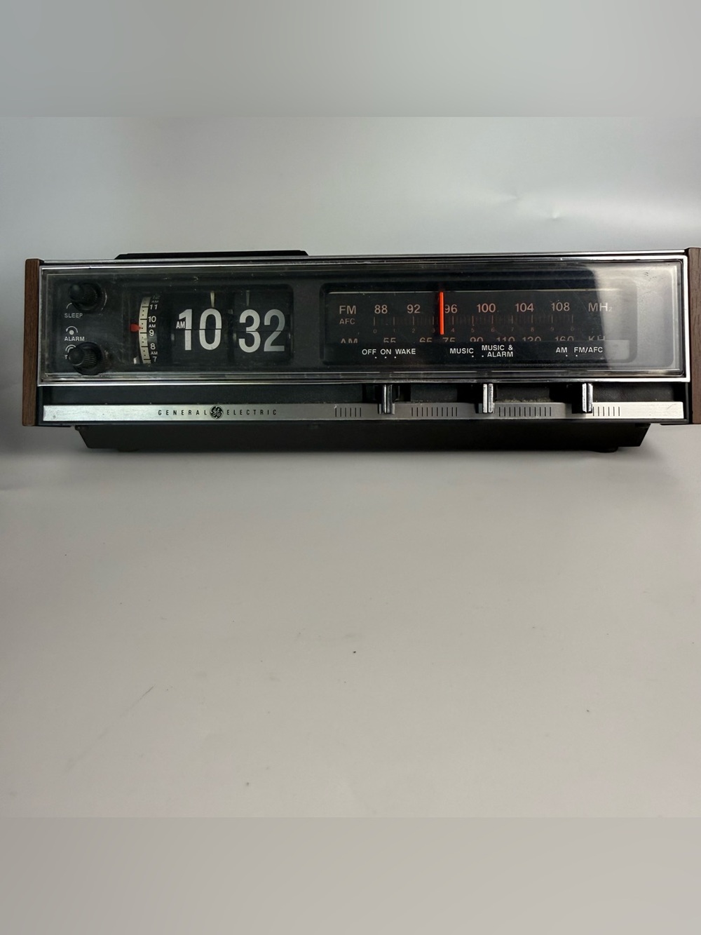 Vintage General Electric AM/FM Radio Alarm Model 7-4321D Walnut Grain Finish